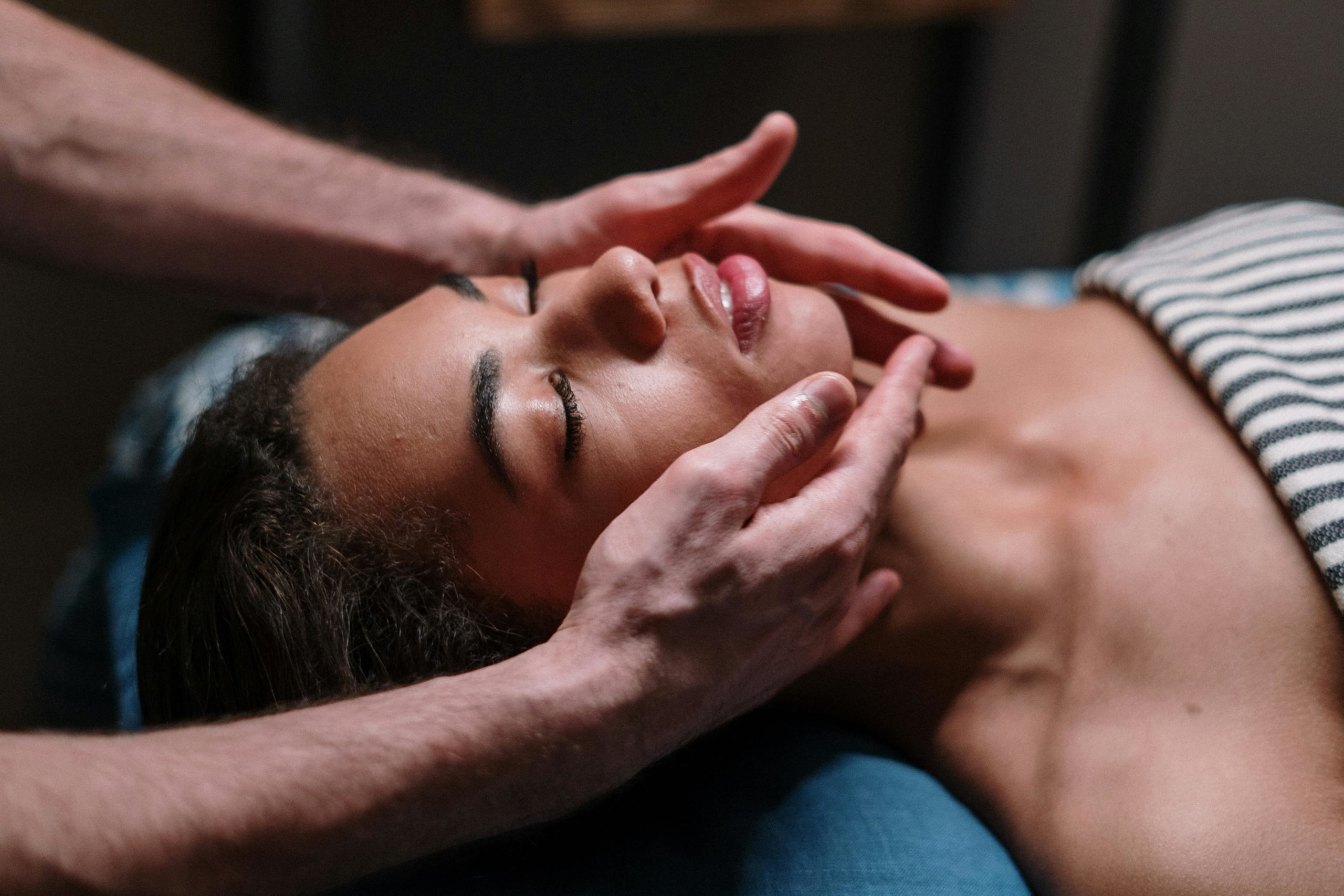 Entspannung und Stressabbau durch Yoga-Übungen Yoga hat positive Auswirkungen auf die Hautgesundheit